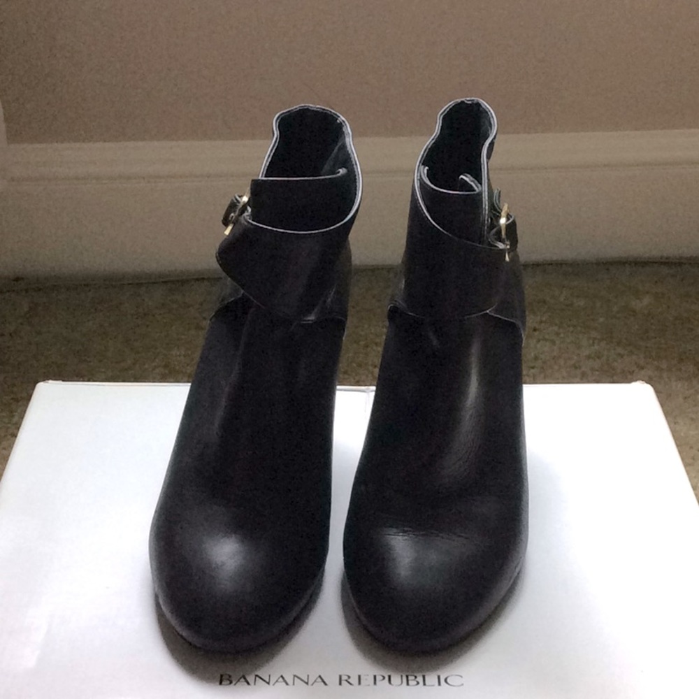 Banana Republic heeled black booties